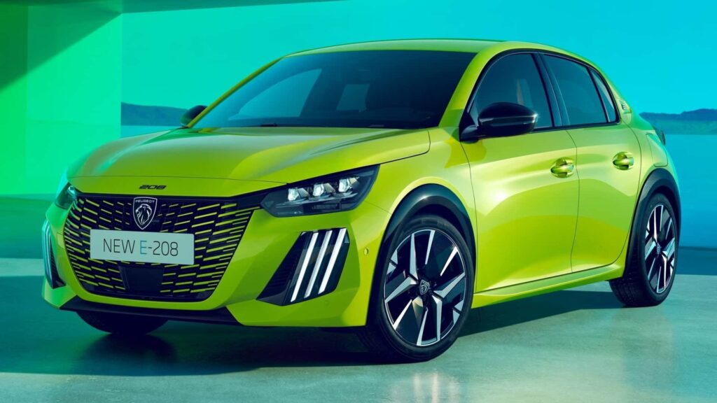 Peugeot e-208 verde na diagonal.