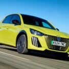Peugeot e-208 verde na estrada.