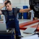 Mecânico indignado com o golpe em um carro usado.