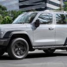 GWM Tank 300 cinza escuro na estrada.