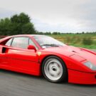 Ferrari F40 vermelha na estrada.