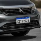 Honda City LX 2025 cinza em velocidade.
