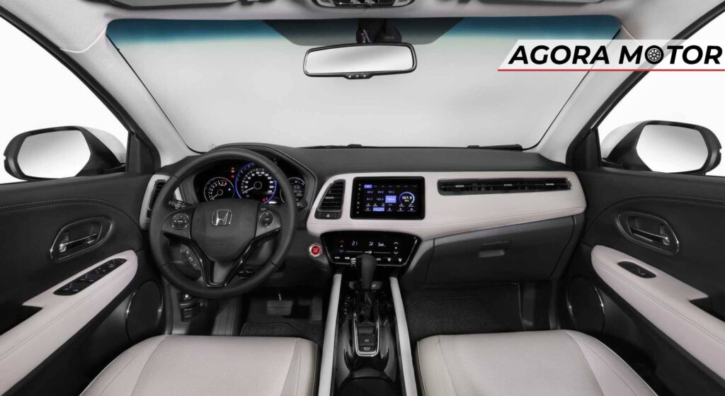 Dentro do Honda HR-V.
