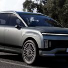 Hyundai Ioniq 9 cinza acelerando na estrada.