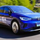 Volkswagen ID.4 azul em velocidade,