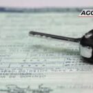 Documentos de IPVA com chaves de carro em cima.