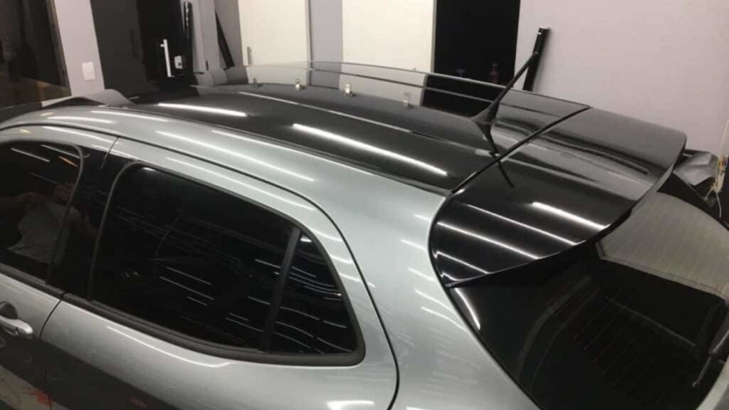 Película G5 em um carro prata.