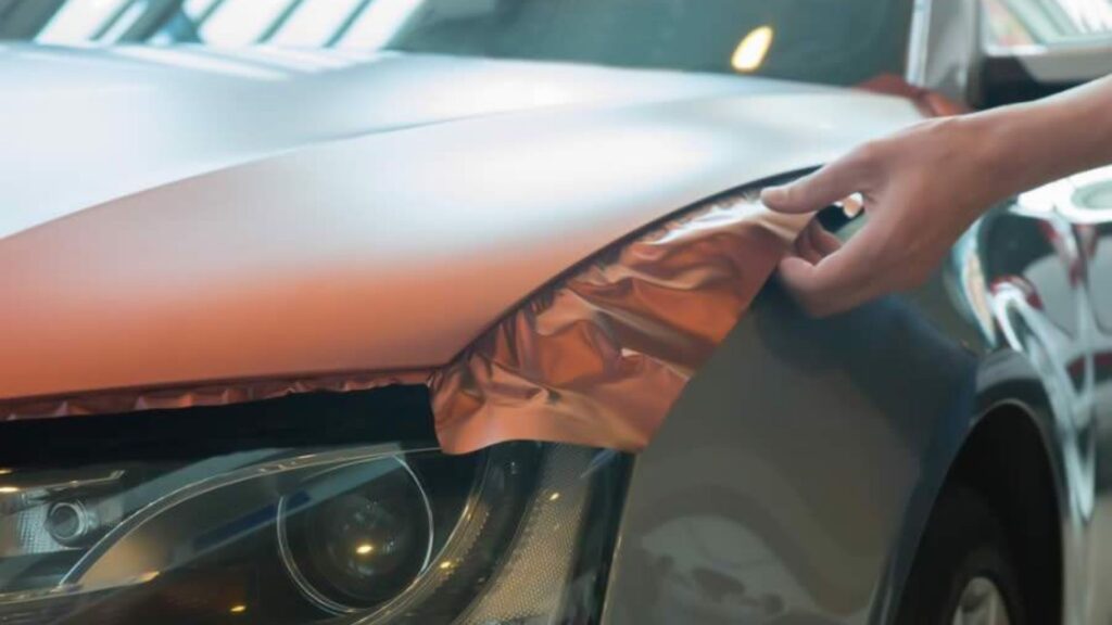 Envelopamento de um carro.