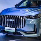 Jaecoo azul parado na diagonal.