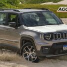 Jeep Renegade Sahara prata em velocidade.