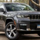 Jeep Grand Cherokee 2024 cinza na diagonal.