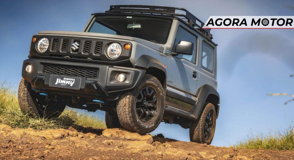 Jimny Sierra 4Sport prata parada na diagonal.