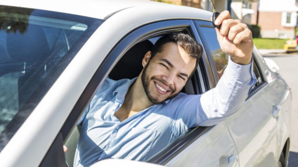 Pessoa feliz após financiar.