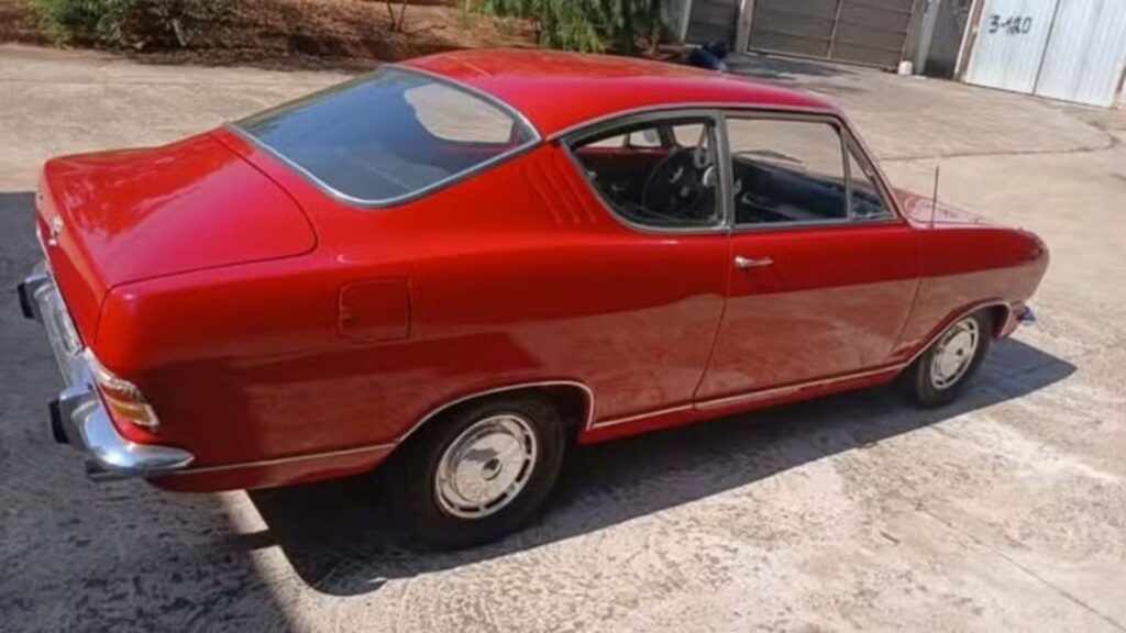 Lateral do Kadett vermelho usado em filme ainda estou aqui.