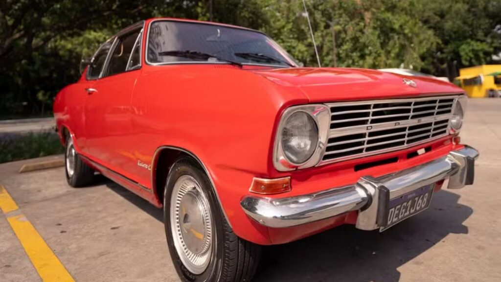 Frente do Kadett vermlho usado em filme ainda estou aqui.