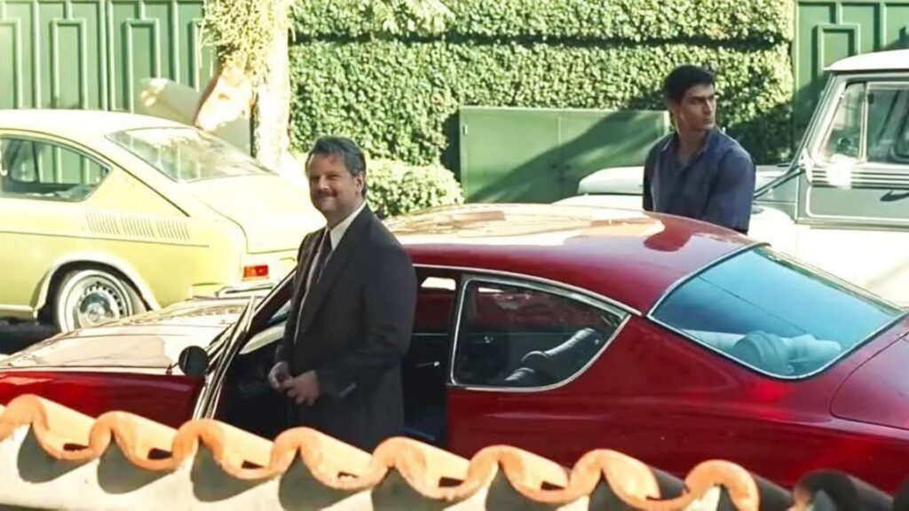 Kadett vermelho usado em ainda estou aqui com os atores do lado.