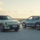 Dois Kia EV3 um ao lado do outro com o por do sol no fundo.