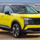 Nissan Kicks amarelo parado na diagonal.