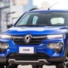 Kwid E-Tech azul parado de frente.