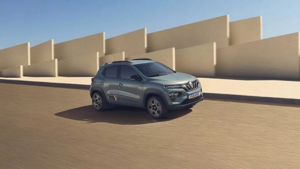 Renault Kwid E-tech verde em movimento.