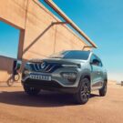 Renault Kwid E-tech verde carregando.