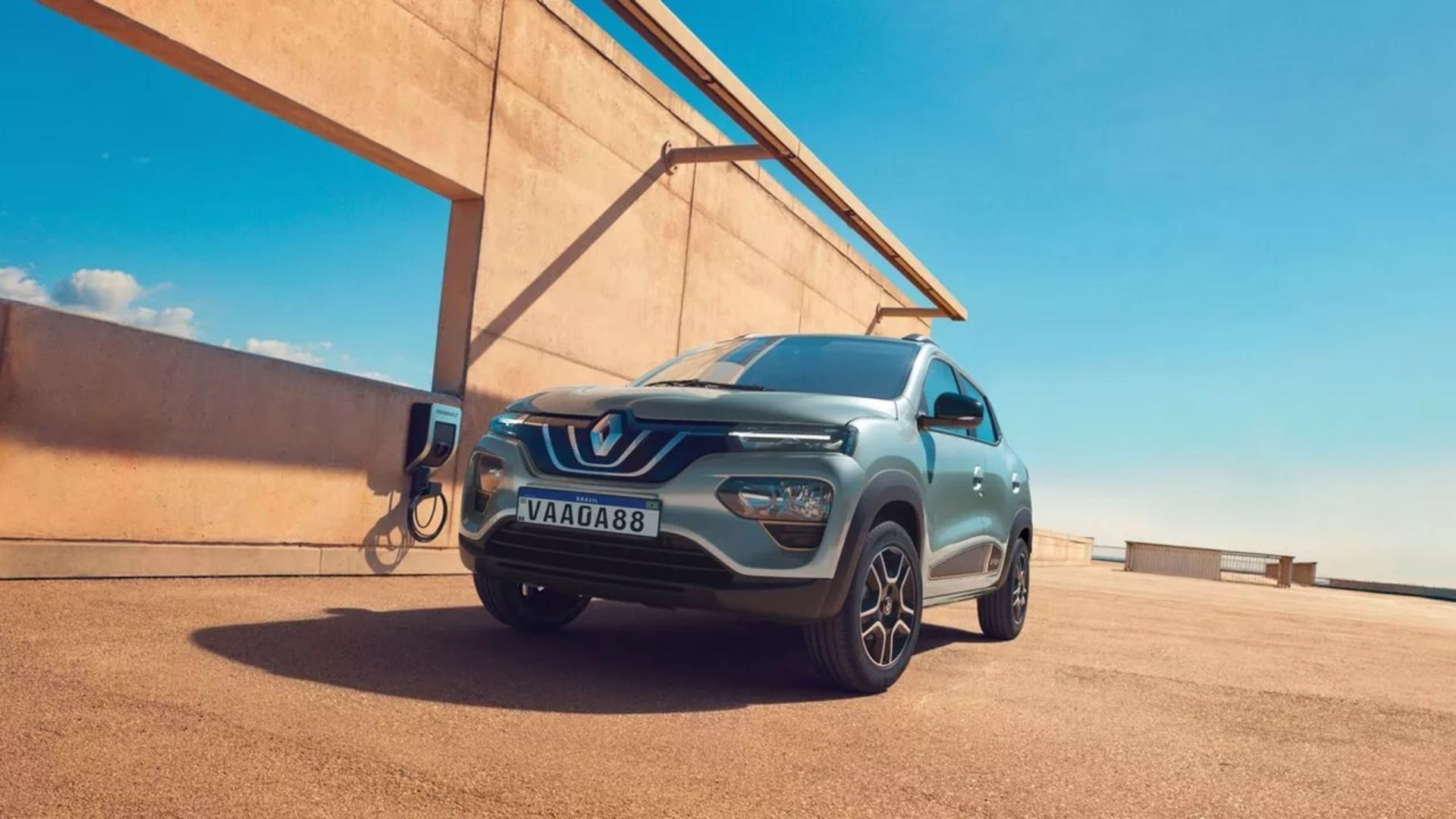 Renault Kwid E-tech verde carregando.