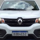 Kwid Outsider branco parado de frente.