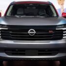 Nissan Kicks 2025 cinza de frente.