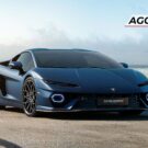 Lamborghini preto parado na diagonal.