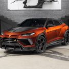 Lamborghini Urus R’Evo Stealth Edition laranja parada na diagonal.
