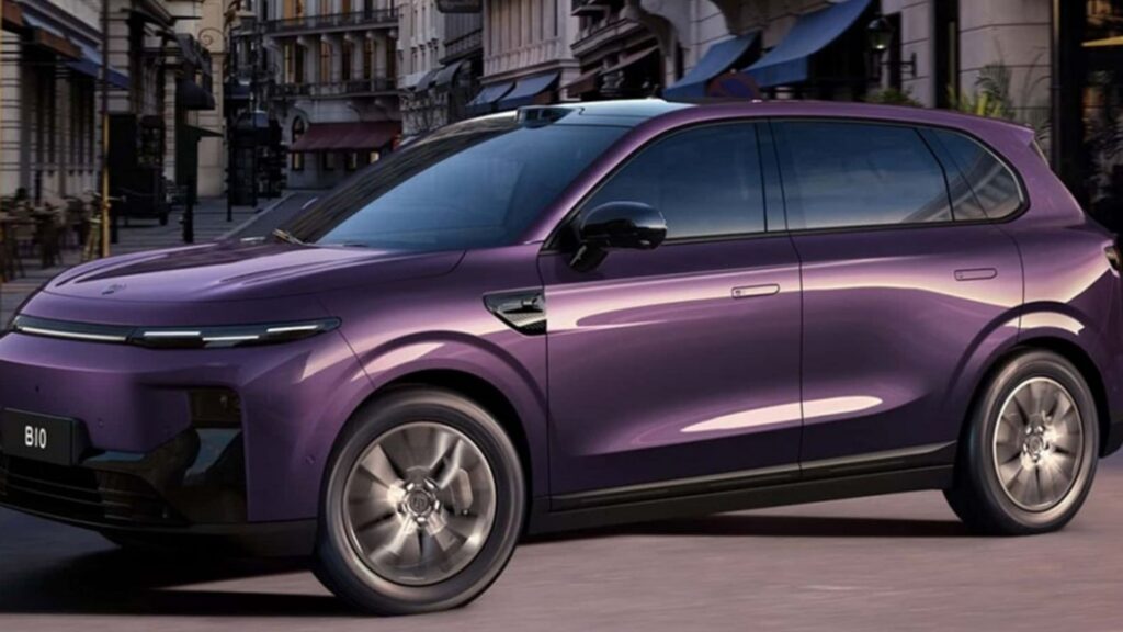 Leapmotor B10 roxo parado na diaognal.