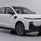 Leapmotor B10 branco parado na diagonal em um fundo branco.