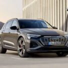 Audi Q8 preto carregando.