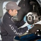 Mecânico arrumando carro.