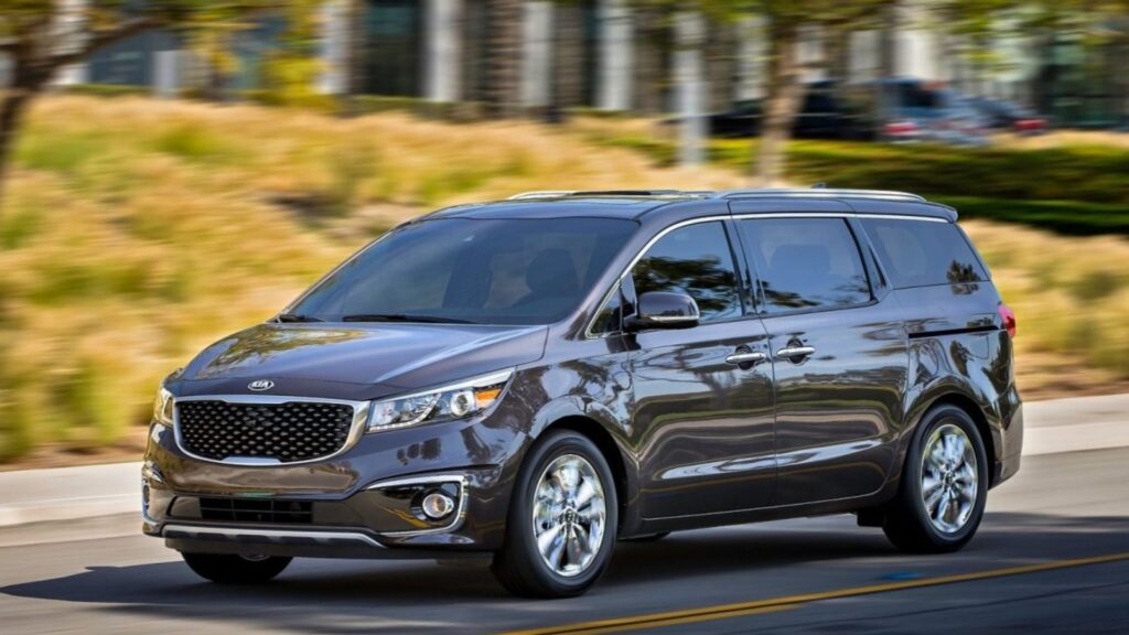 Minivan andando na estrada.