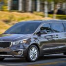 Minivan andando na estrada.