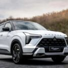 Mitsubishi Xforce HEV branco na diagonal.