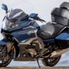 BMW K 1600 GTL azul parada possui marcha ré.