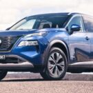 Nissan E-Power azul na diagonal.