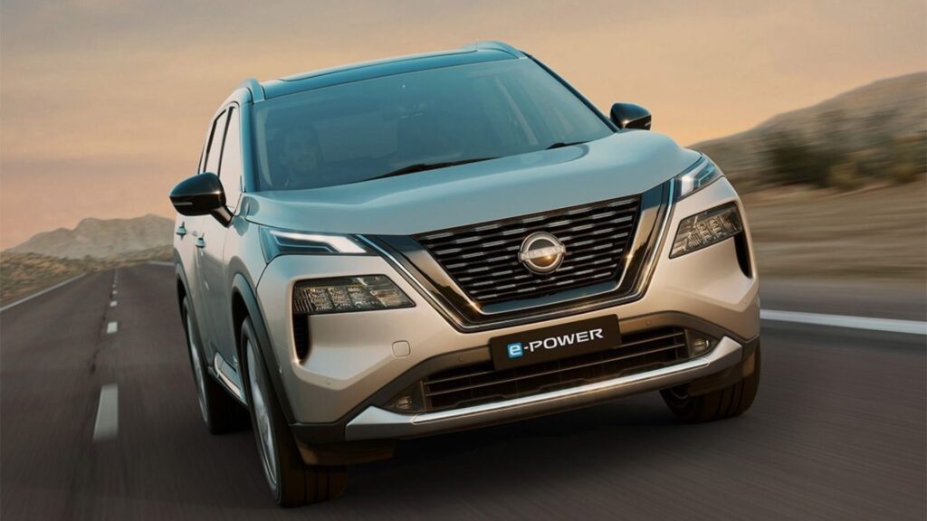 Nissan E-Power cinza em movimento na estrada.