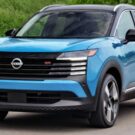 Novo Nissan Kicks azul na estrada.