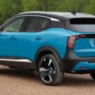 Traseira do Novo Nissan Kicks azul.