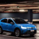 Nivus 2025 azul parado na diagonal em um estacionamento.