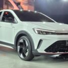 Dianteira do Volkswagen Nivus GTS branco.