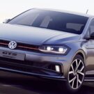 Volkswagen Polo GTS cinza escuro na diagonal.