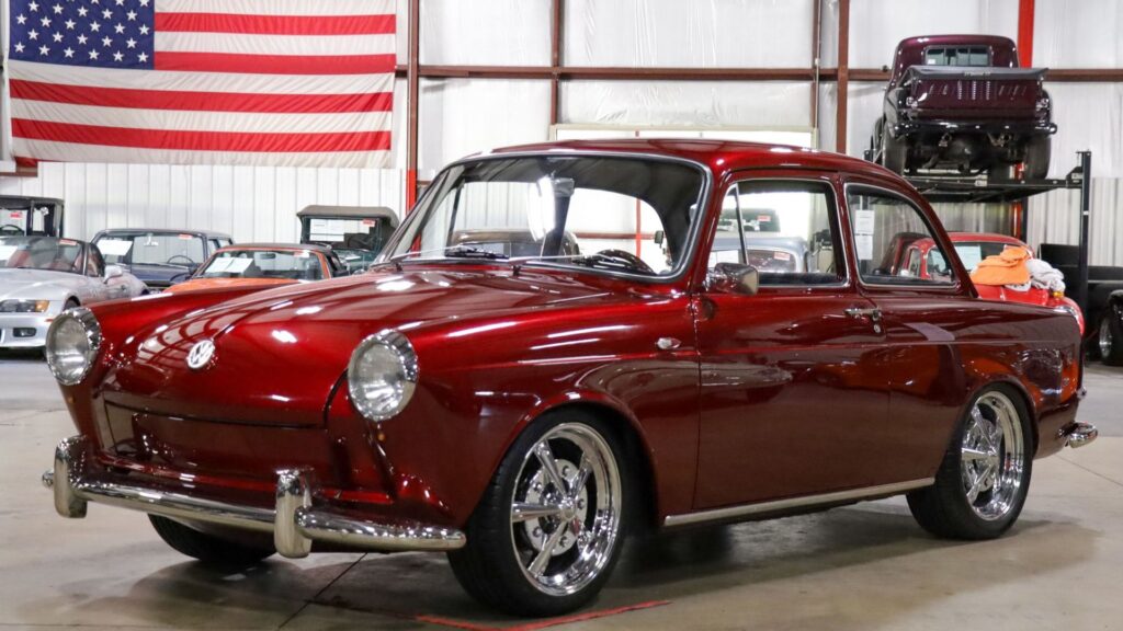 Carro no estilo Notchback vermelho parado.