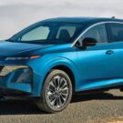 Nissan Murano azul na diagonal.