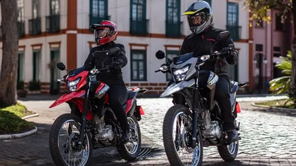 Duas pessoas em cima de duas Honda Bros 160.