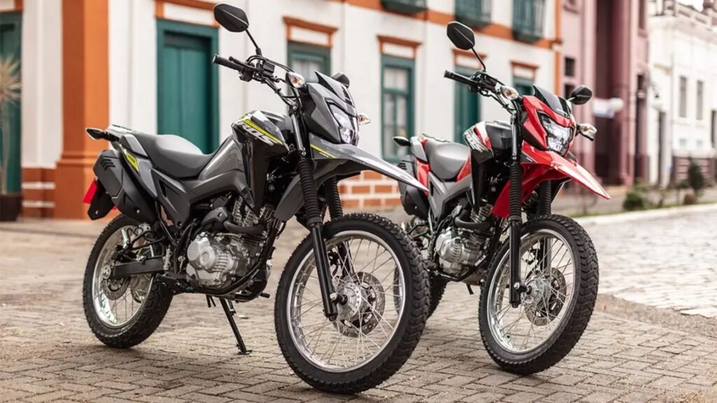 Duas Honda Bros 160 2025 uma do lado da outra.