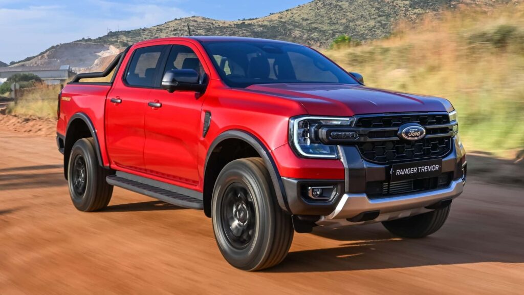 Ranger Tremor vermelha na estrada de terra.